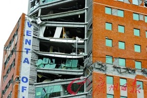 2010年3月17日，智利中部康塞普西翁市，一棟正在發(fā)售的辦公樓因?yàn)?ldquo;強(qiáng)柱弱梁”的設(shè)計(jì)而屹然不倒——雖然部分樓層樓板已經(jīng)坍塌。