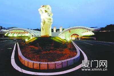昨日19時(shí)許，翔安隧道五通端夜景燈亮起。（本組圖/本報(bào)記者 王協(xié)云 王火炎 攝）