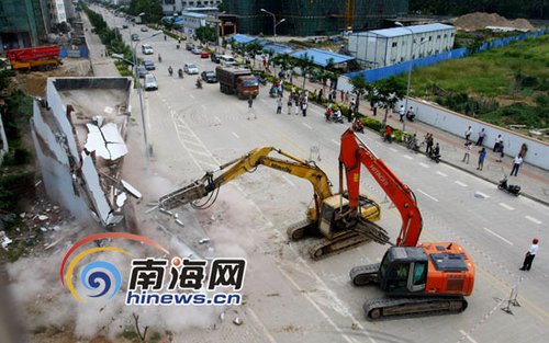 海南“樓薄薄”被拆除 一家6口搬進(jìn)廉租房